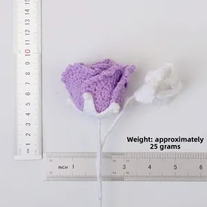 Rosa viola all'uncinetto con righello per misure e peso circa 25g per decorazione