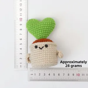 Handgehäkelte Herz-Topfpflanze mit Maßangabe von 9 cm Höhe und 28 g Gewicht