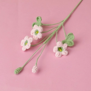 Dettaglio ravvicinato del bouquet di trifoglio fatto a mano all'uncinetto con fiori rosa