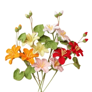 Handgefertigter Häkel-Lilienstrauß mit bunten Strickblumen für die Vasendekoration
