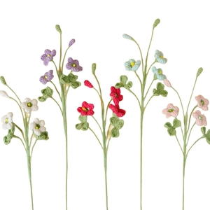 Bouquet di trifoglio fatto a mano con fiori in maglia colorati per decorazione