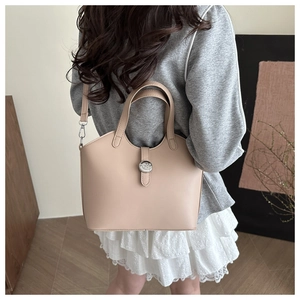 Detail der beige Eimertasche mit silbernem Magnetverschluss und abnehmbarem Schultergurt