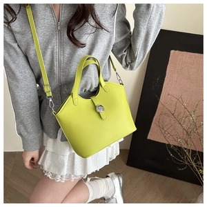 Détail du sac bandoulière en cuir PU vert citron avec boucle argentée et poignées chic