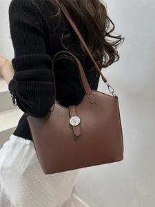 Sac fourre-tout vintage en cuir marron caramel avec boucle argentée et bandoulière