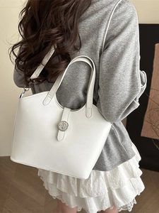 Sac fourre-tout rétro en cuir blanc avec boucle argentée et bandoulière amovible