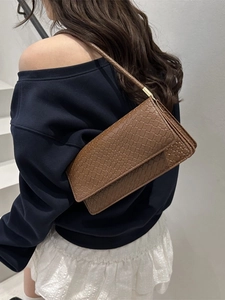 Retro braune Unterachseltasche mit gewebtem Muster und minimalistischem Metallverschluss
