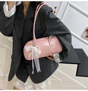 Bolso de hombro rosa de charol estilo ballet con lazo de encaje y colgante de perlas