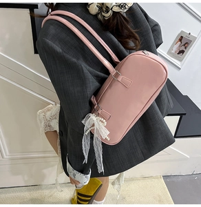 Bolso de hombro en charol rosa estilo ballet con tirantes y detalle de lazo de perlas
