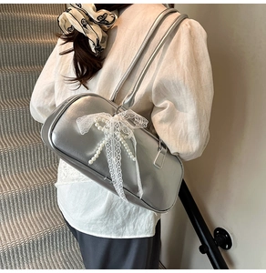 Bolso baguette plateado con lazos de encaje blanco y decoración de perlas dobles