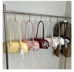 Bolsos de hombro estilo ballet en varios colores con colgantes de lazo de perlas