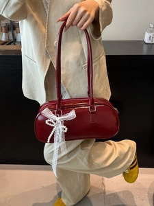 Bolso de hombro en charol rojo oscuro estilo ballet con lazo de encaje y perlas