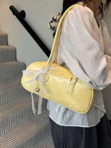 Bolso baguette amarillo brillante estilo ballet con lazo de encaje y colgante de corazón