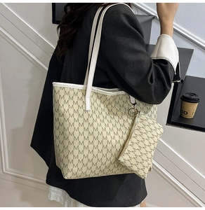 Détail d'un ensemble cabas beige avec monogramme M noir et fines bandoulières élégantes