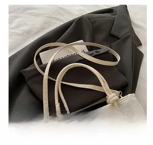 Détail de la broderie papillon blanche et des motifs floraux sur un sac à main élégant