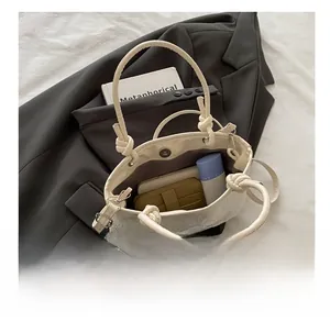 Détail macro du sac en dentelle crème montrant la capacité pour mobile et cosmétiques