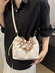 Sac seau blanc crème avec poignée en perles et imprimé ours mignon