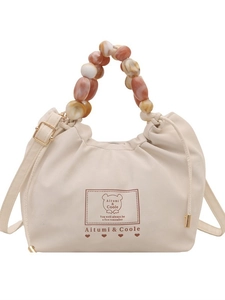 Sac seau beige chic avec poignée en perles d'ambre et bandoulière réglable, vue de face