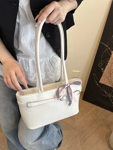 Sac fourre-tout minimaliste en cuir blanc avec nœud en ruban et bandoulières chic
