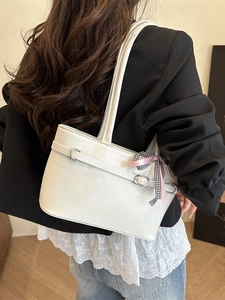 Sac à bandoulière blanc minimaliste avec nœuds décoratifs et boucle métallique