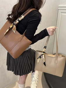 Sac fourre-tout rétro en similicuir marron et beige avec foulard en soie décoratif