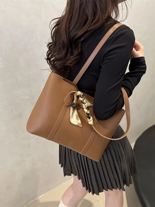Sac cabas en cuir caramel avec foulard en soie, grande capacité pour le trajet quotidien