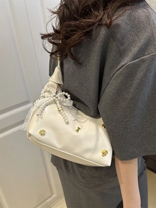 Schicke weiße Handtasche mit Perlenbogen und goldenen Katzenpfoten Anhängern
