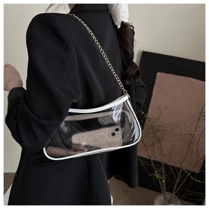 Detail der transparenten PVC-Gelee-Tasche mit weißem Lederbesatz und Goldkette