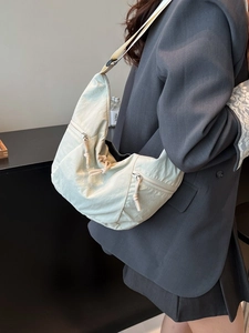 Sac bandoulière demi-lune en nylon vert clair avec fermetures éclair pour le yoga et sport