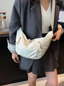 Sac croissant polyvalent en nylon crème avec double fermeture éclair et bandoulière