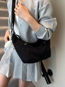 Sac bandoulière lune noir léger pour yoga avec sangle ajustable et pendentif