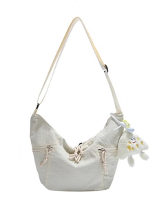 Sac bandoulière demi-lune en nylon crème avec poches zippées et breloque nuage peluche