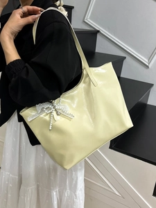 Lichtgele laklederen shopper met elegante kanten parelmoeren strik voor dagelijks gebruik
