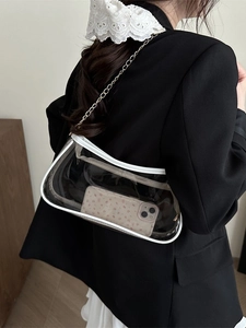 Transparente PVC-Schultertasche mit weißem Lederbesatz und Goldkette im sommerlichen Stil