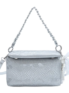 Zilveren crossbodytas met slangenmotief, metalen ketting en parel-kant hanger