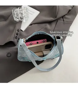 Vista dall'alto dell'interno spazioso di questa borsa a tracolla blu con motivi eleganti