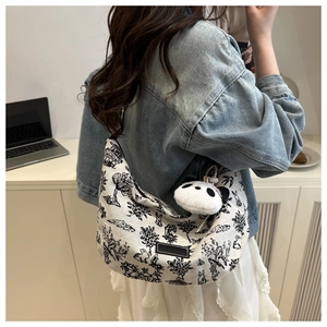 Borsa a spalla vintage in tela con stampa paesaggistica e ciondolo a forma di panda