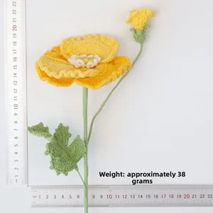 Detalle de una flor de amapola amarilla tejida a mano con dimensiones de 23cm de altura