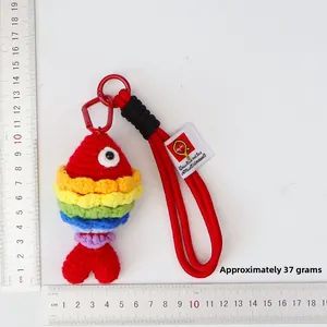 Détail d'un porte-clés poisson arc-en-ciel au crochet avec guide de mesure et mousqueton