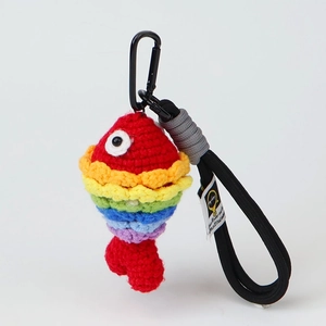 Macro d'un porte-clés carpe koi tricoté coloré avec mousqueton noir et cordon robuste