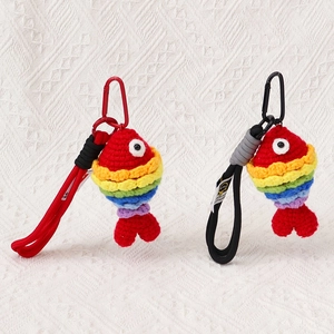 Détail de porte-clés poissons tricotés arc-en-ciel avec cordon robuste et mousqueton métal