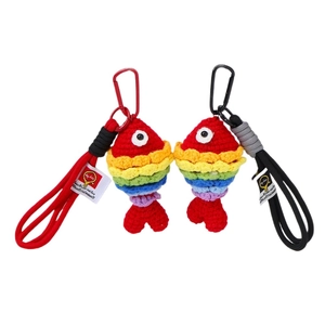 Lot de porte-clés carpe koi tricotés main avec fils arc-en-ciel et bracelets assortis