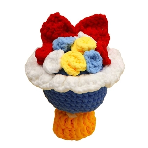 Handgefertigter Häkel-Rosenstrauß im Schneewittchen-Stil mit roter Schleife und Geschenkgriff