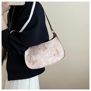Détail du sac à bandoulière rose clair avec papillons 3D et textures florales élégantes