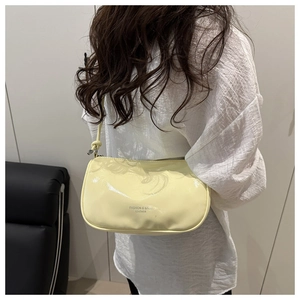 Detail van lichtgele hobo-tas met geknoopte riem en FASHION & BAG LEATHER opdruk