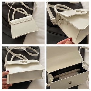 Detailansichten der kompakten Kapazität und des weißen Kunstleders der Handtasche