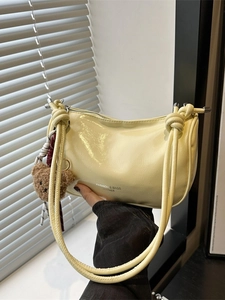 Trendy Dames Okseltas Glanzend PU Leer Halve Maan Hobo Tas Met Schattige Beer Hanger Mode Schoudertas Crossbody Tas Voor Dagelijks Gebruik