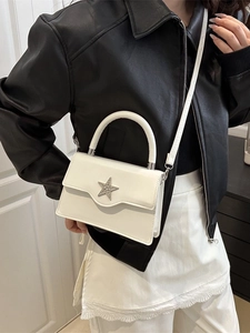Weiße Ledertasche mit glitzernder Sternschnalle und verstellbarem Schultergurt