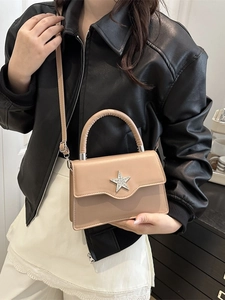 Minimalistische beige Umhängetasche mit Stern-Emblem und stilvollem Lederjacken-Stil