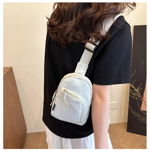 Détail du sac bandoulière en nylon gris clair avec sangle ajustable et fermeture éclair