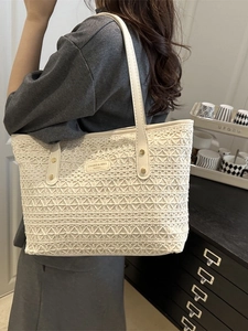 Grand sac cabas en dentelle tressée beige pour la plage d'été avec bandoulière en cuir